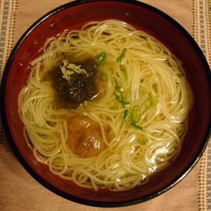 とろろ昆布と梅干しのあっさりにゅうめん